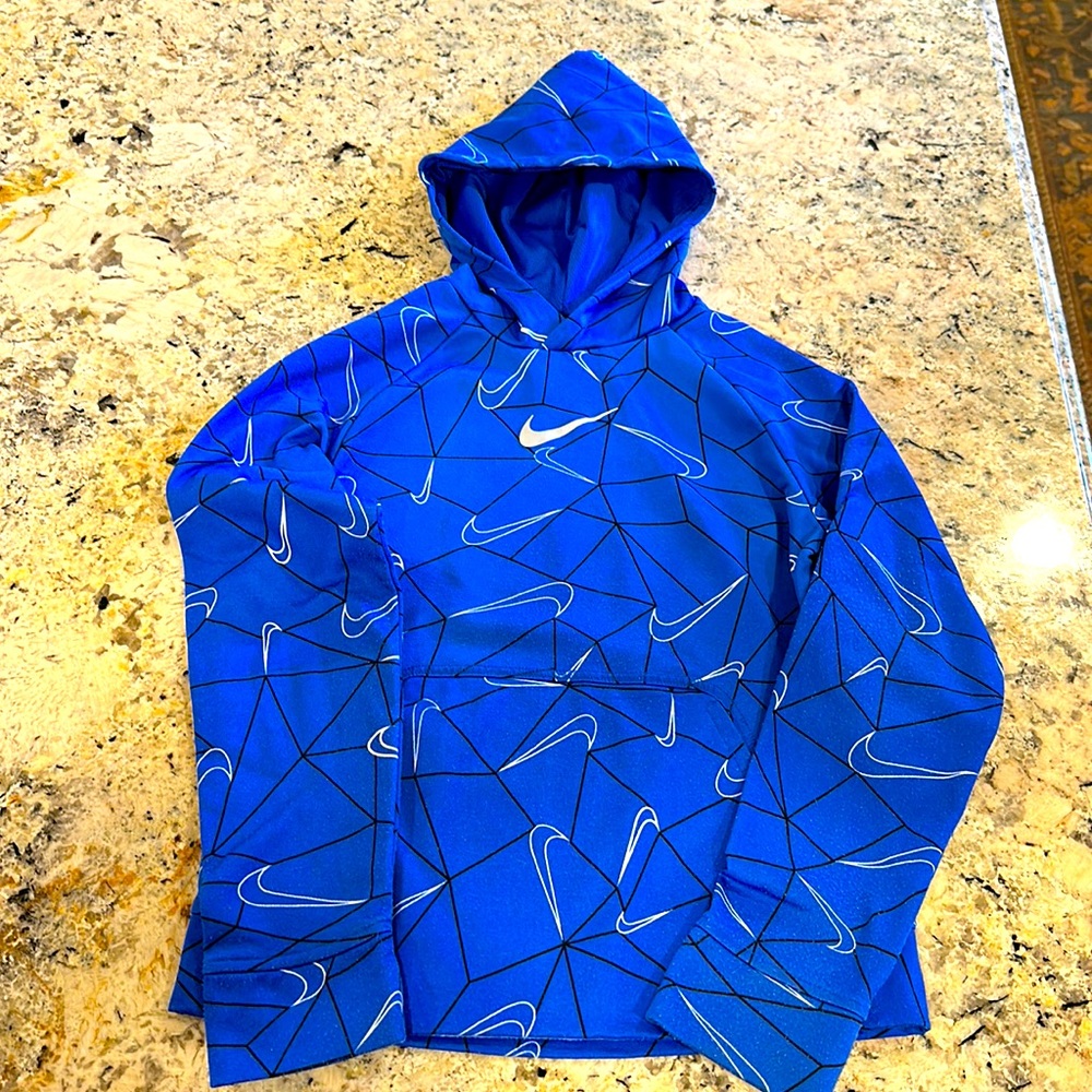 Adorable Nike Therma-fit hooded sweatshirt